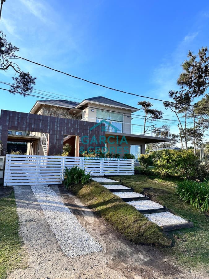 CASA EN MONTOYA ESTILO CONTEMPORANEO A ESCASOS METROS DEL MAR