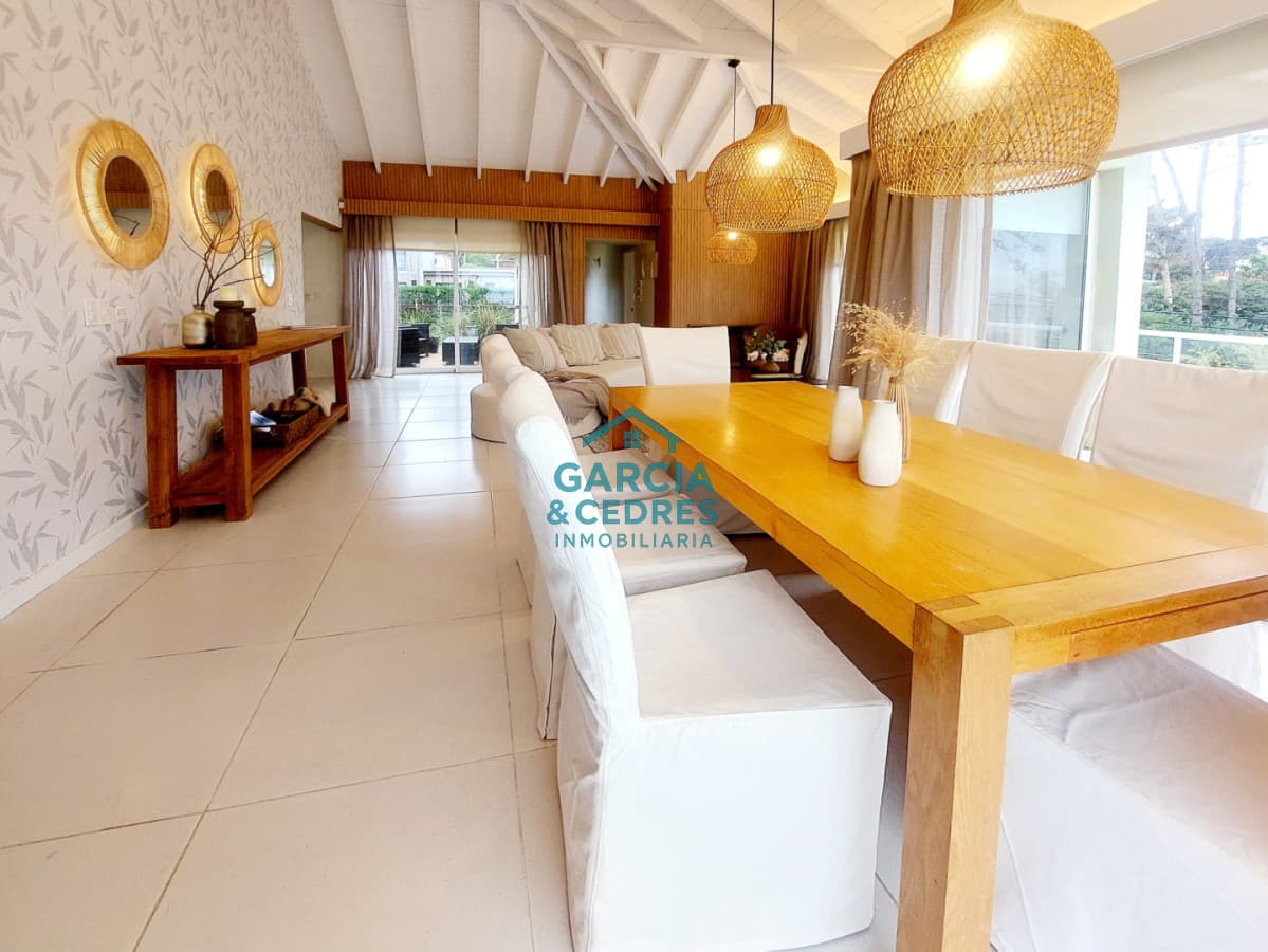 CASA EN MONTOYA ESTILO CONTEMPORANEO A ESCASOS METROS DEL MAR