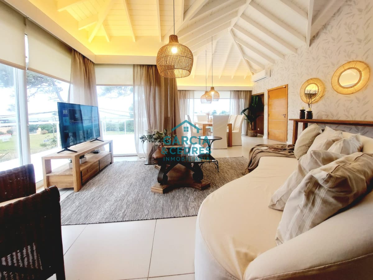 CASA EN MONTOYA ESTILO CONTEMPORANEO A ESCASOS METROS DEL MAR