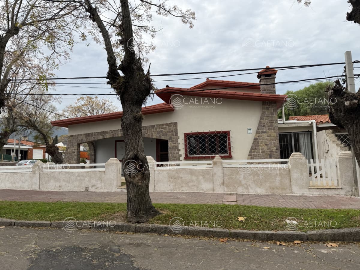 Excelente casa de construcción tradicional en Piriápolis
