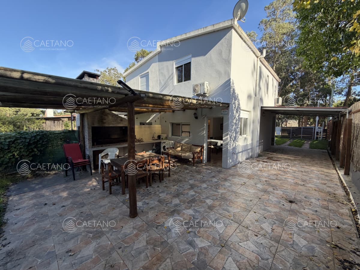 Oportunidad en Bella Vista - Casa Amueblada de 2 Dormitorios con Parrillero y Cochera
