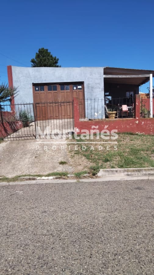 Casa ID.10594 - OPORTUNIDAD EN BARRIO LAS COOPERATIVAS CASA 3 DORM+2 BAÑOS CON COCHERA Y BARBACOA