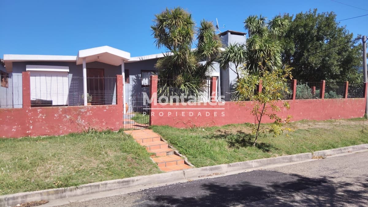 Casa ID.10594 - OPORTUNIDAD EN BARRIO LAS COOPERATIVAS CASA 3 DORM+2 BAÑOS CON COCHERA Y BARBACOA