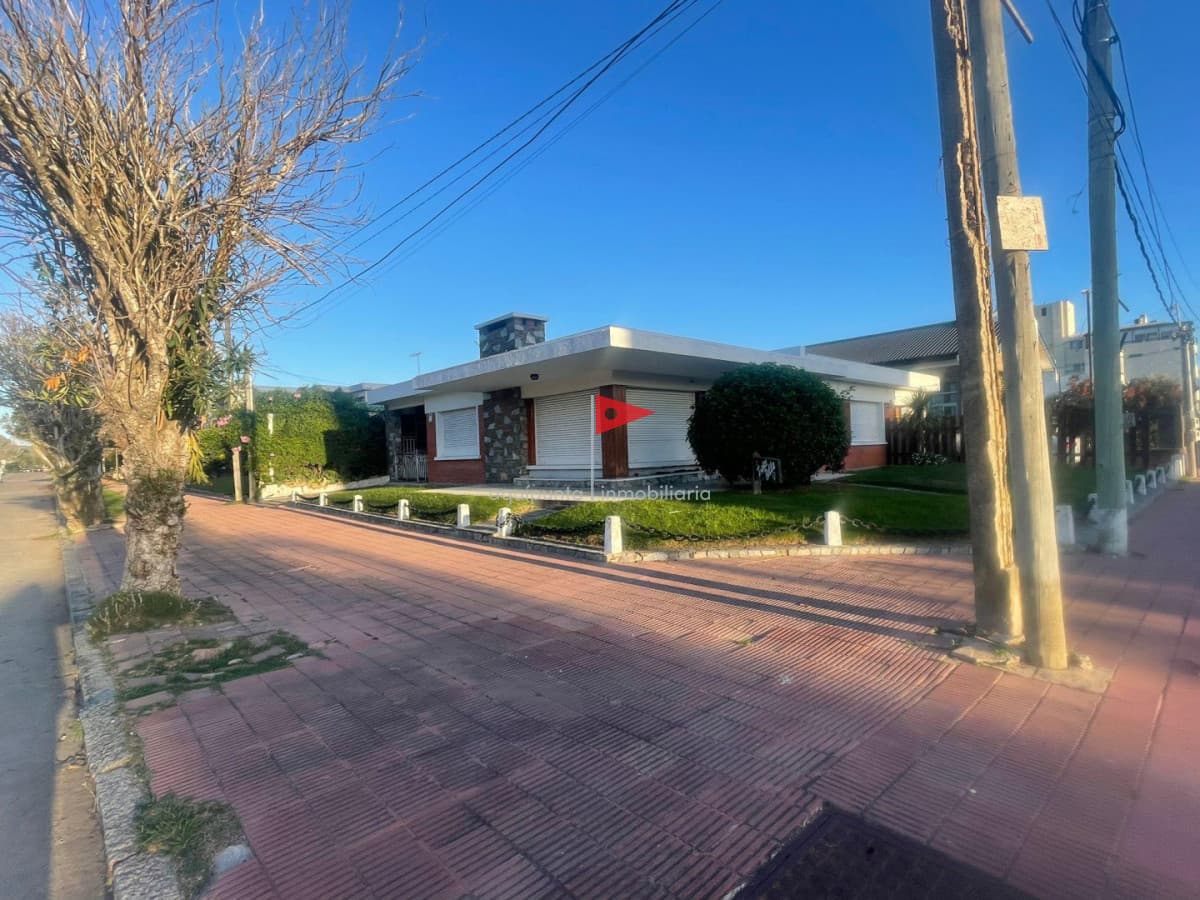 Casa ID.320 - EN VENTA casa de 4 dormitorios y 3 baños