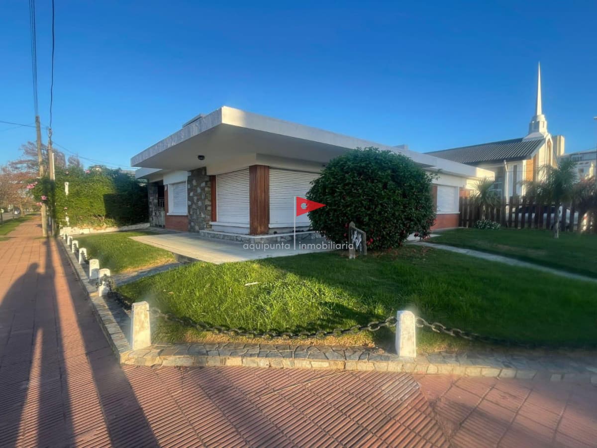 Casa ID.320 - EN VENTA casa de 4 dormitorios y 3 baños