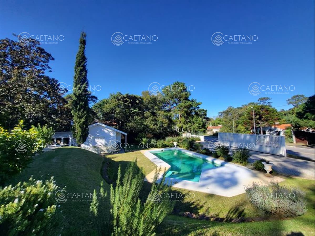 SOBRE AVENIDA CORDOBA PUNTA DEL ESTE
