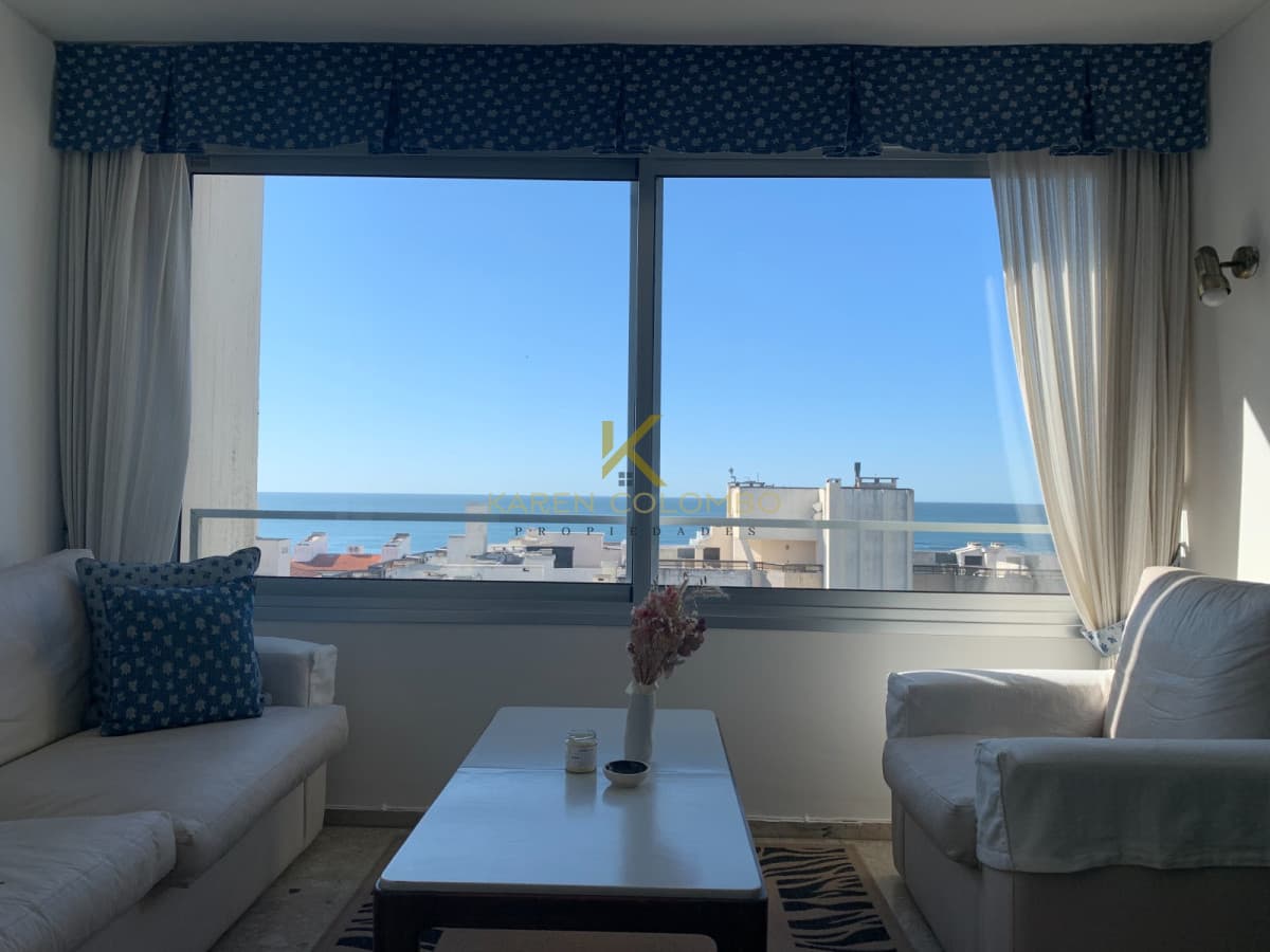 Apartamento en Punta del Este con vista a la Brava