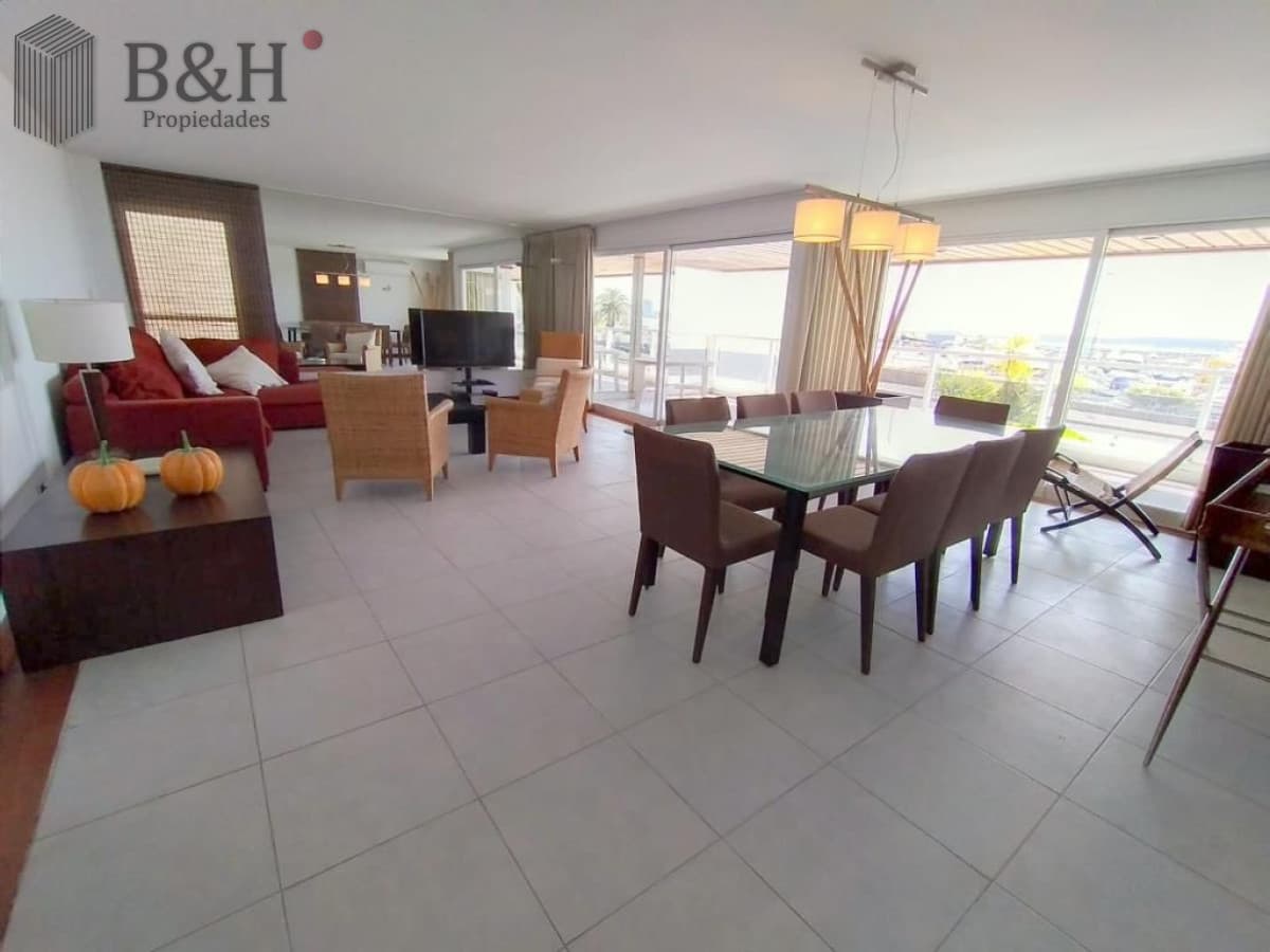 APARTAMENTO EN PUERTO DE PUNTA DEL ESTE DE 3 DORMITORIOS EN SUITE,  DEP. SERV,   BAÑOS