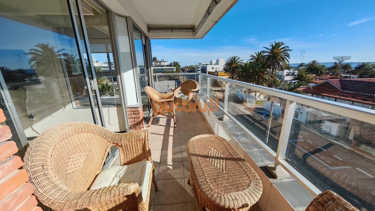 Apartamento en venta de 1 dormitorio y medio en Punta del este buen sol y vista al mar