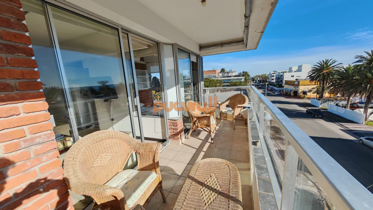 Apartamento en venta de 1 dormitorio y medio en Punta del este buen sol y vista al mar