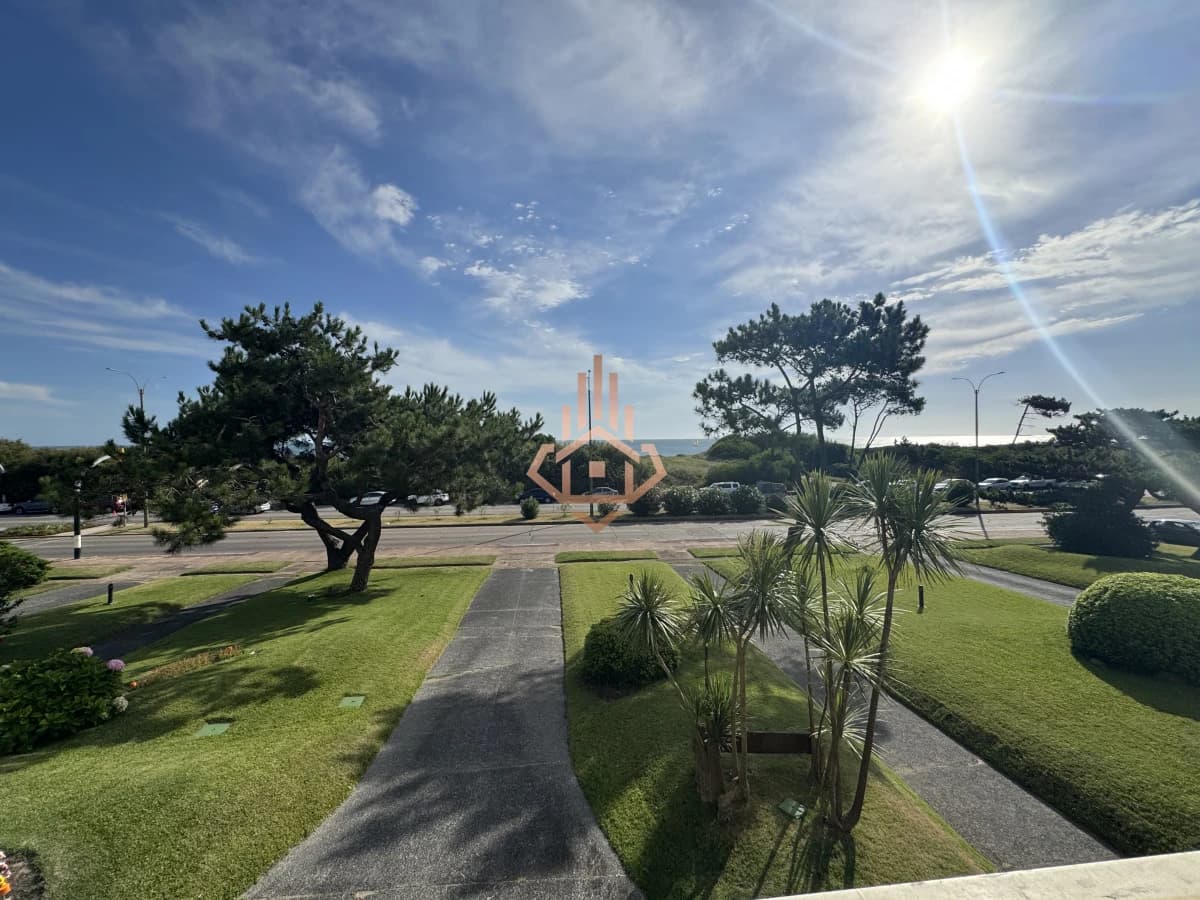 Venta apartamento frente al Mar de 4 dormitorios.