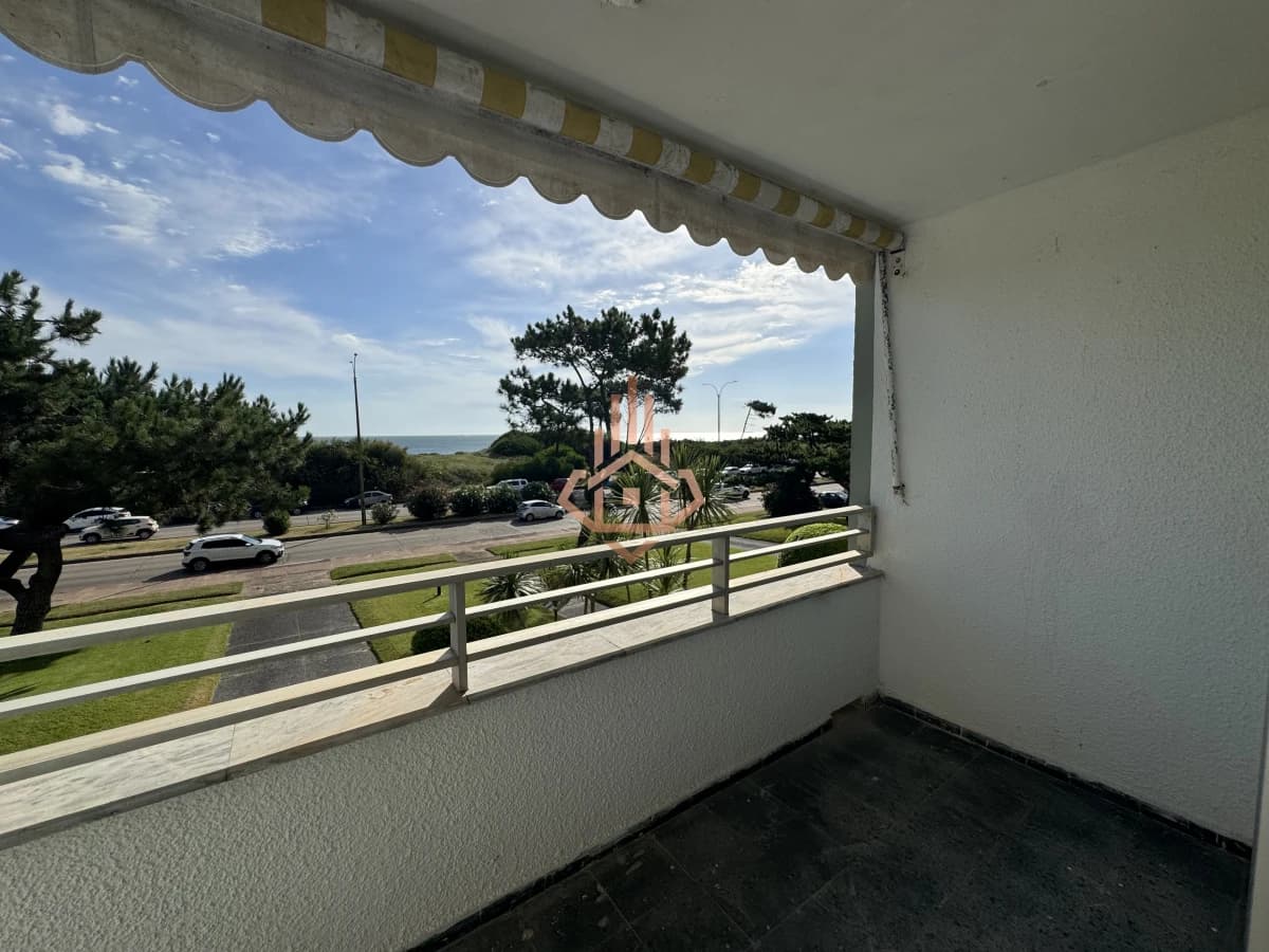Venta apartamento frente al Mar de 4 dormitorios.