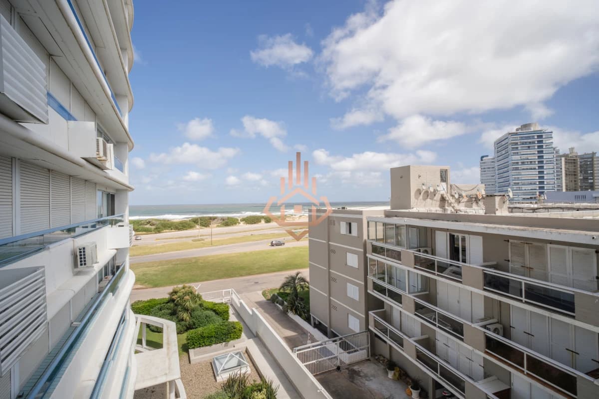 Venta apartamento de 3 dormitorios mas dependencia, frente a playa Brava.