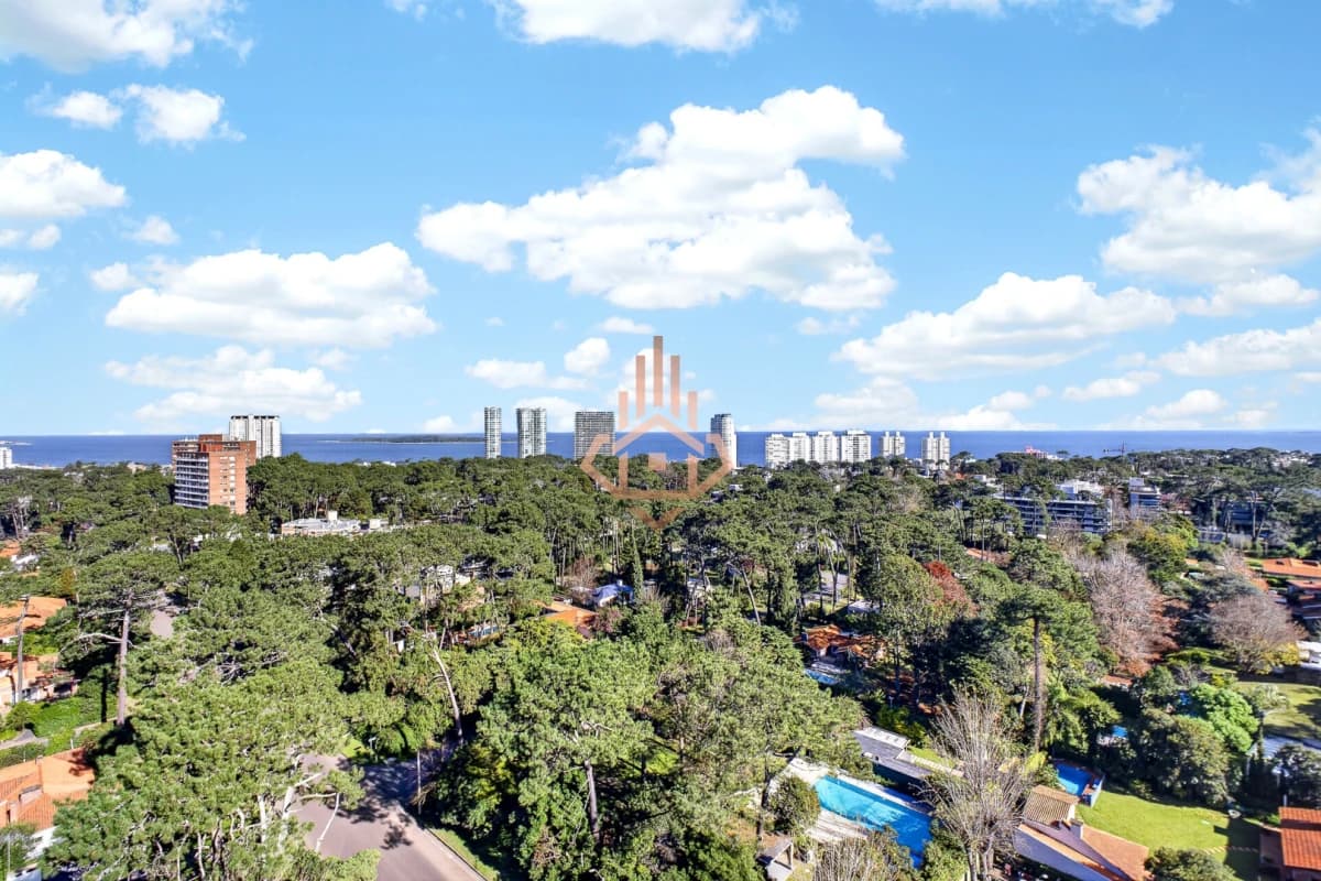 Venta departamento de 3 dormitorios más dependencia sobre Roosevelt