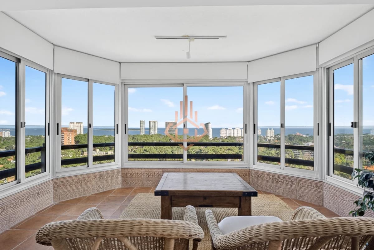 Venta departamento de 3 dormitorios más dependencia sobre Roosevelt