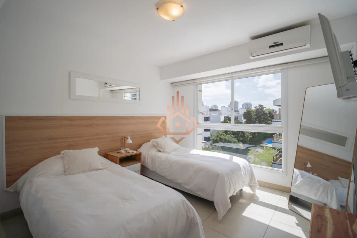 Venta apartamento de 3 dormitorios mas dependencia, frente a playa Brava.