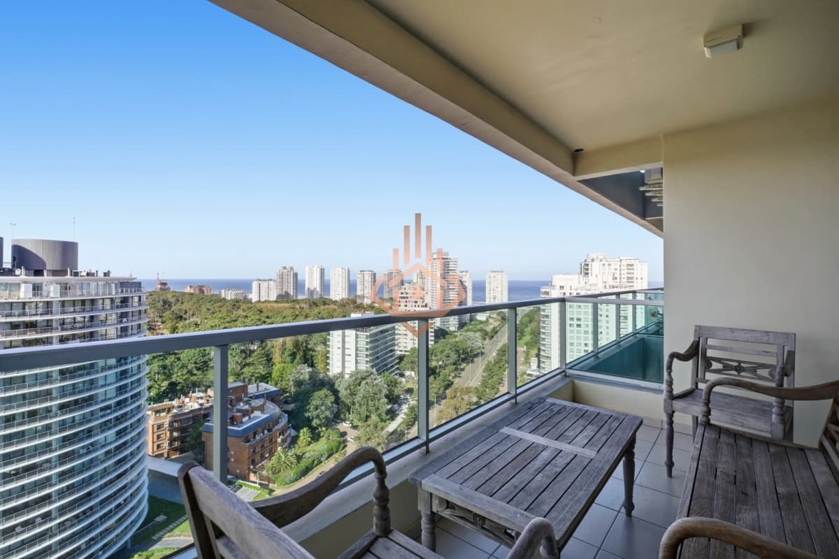 Venta Apartamento de 3 dormitorios con vista al mar.