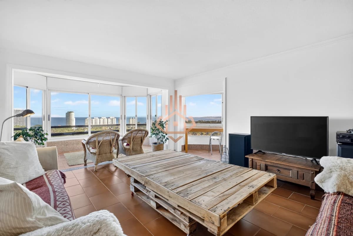 Venta departamento de 3 dormitorios más dependencia sobre Roosevelt