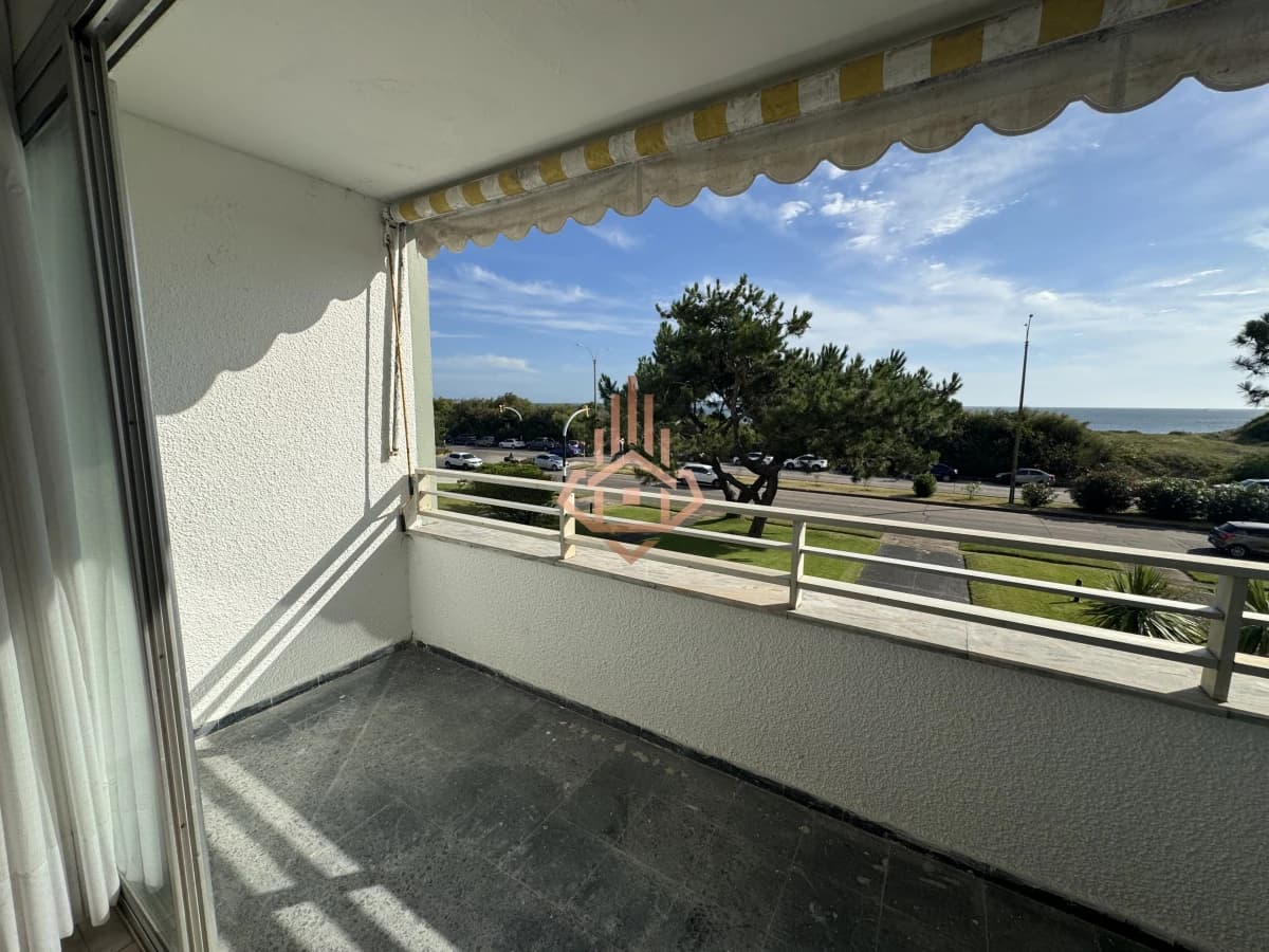 Venta apartamento frente al Mar de 4 dormitorios.