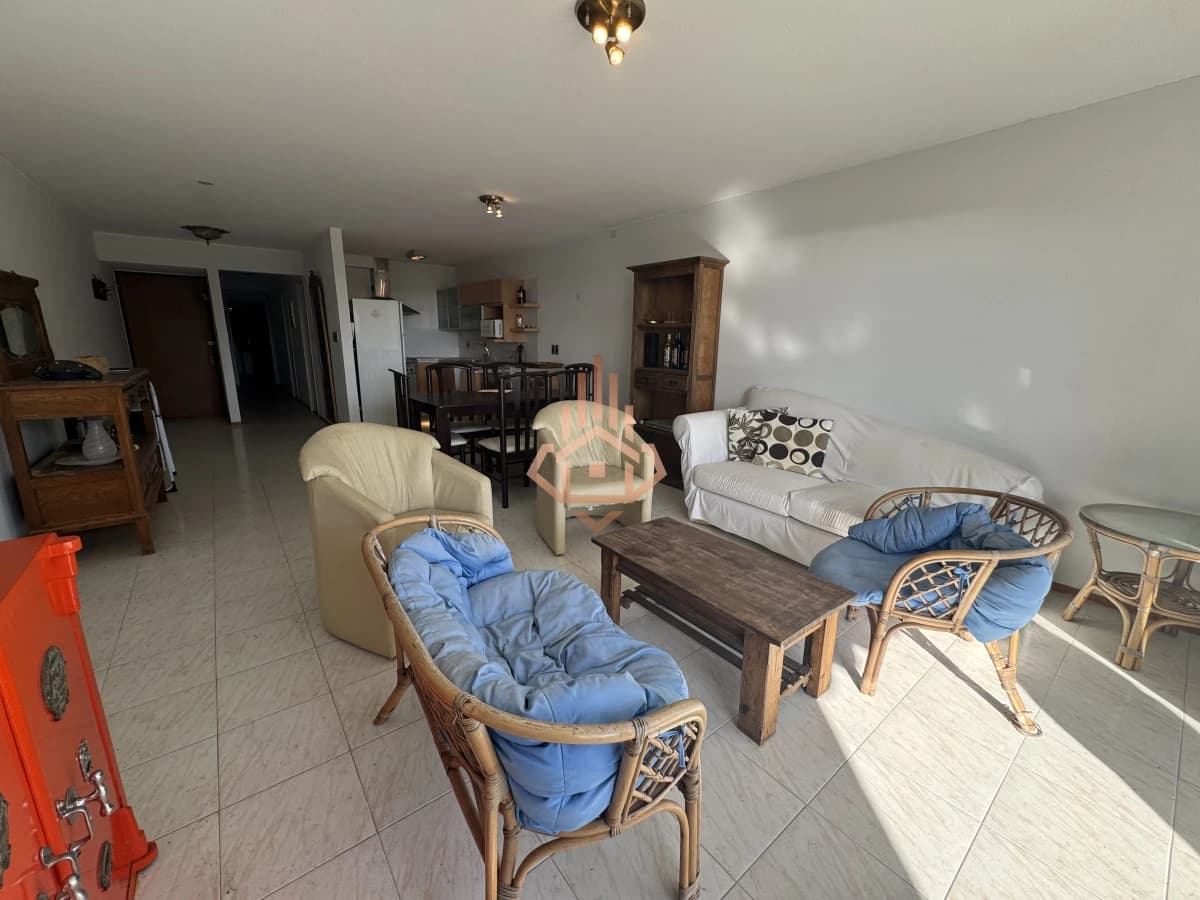 Venta apartamento frente al Mar de 4 dormitorios.