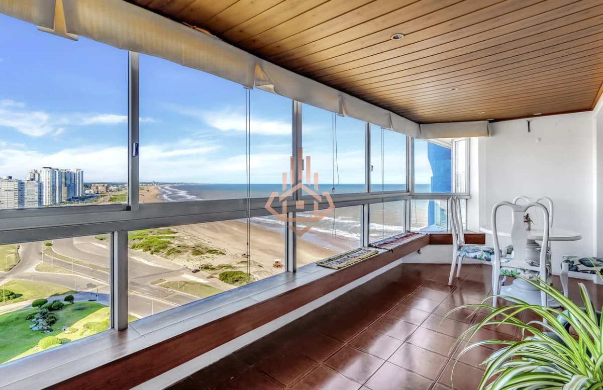 Venta apartamento de 3 dormitorios mas dependencia frente al Mar