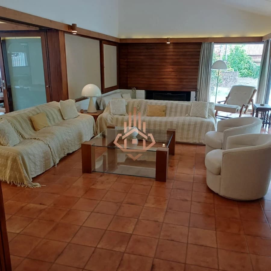 VENDO 4 Dormitorios mas servicio, piscina, barbacoa cerrada, excelente ubicación colegios