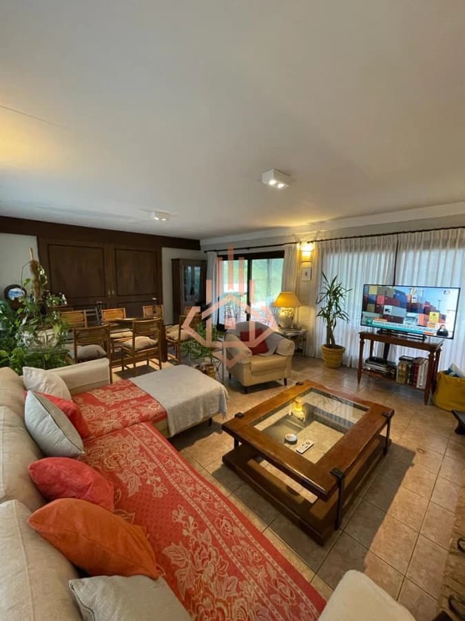 Casa en venta 4 dormitorios, 2 dormitorios en suite. Piscina amplio JardÃ­n Barrio Marly