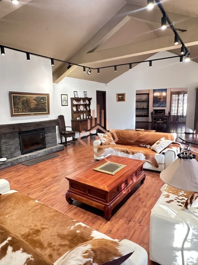 Venta de 3 casas estilo Español en Terreno de 3 mil metros Barrio Golf