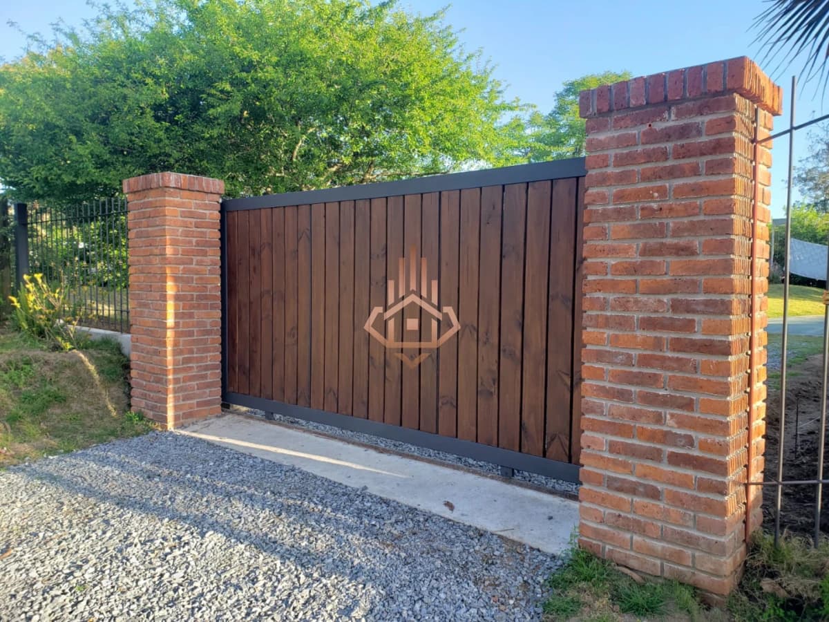 VENTA DE CASA DE 3 DORMITORIOS, PISCINA, EN MARLY, PUNTA DEL ESTE