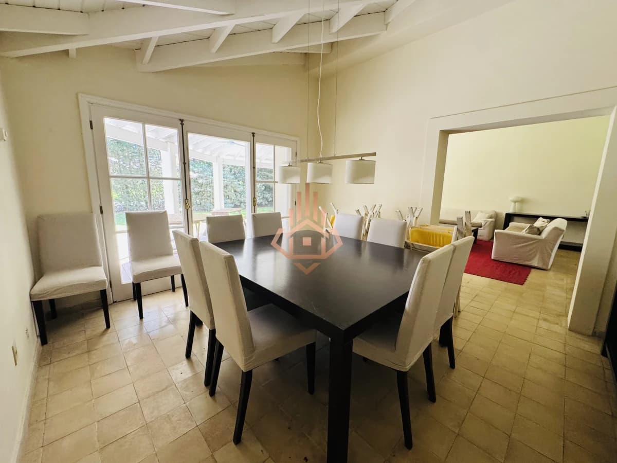 Venta casa en Barrio Privado de 5 dormitorios.