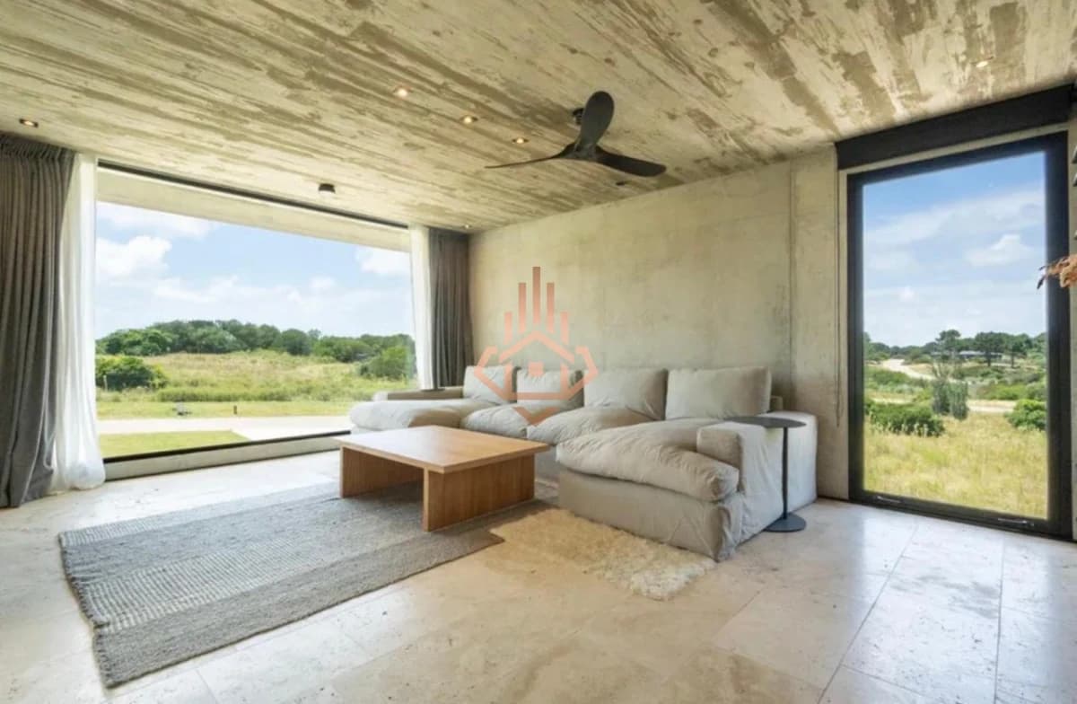 Se Vende Casa de 3 Dormitorios en suite en Barrio Privado en 4.400 metros de terreno