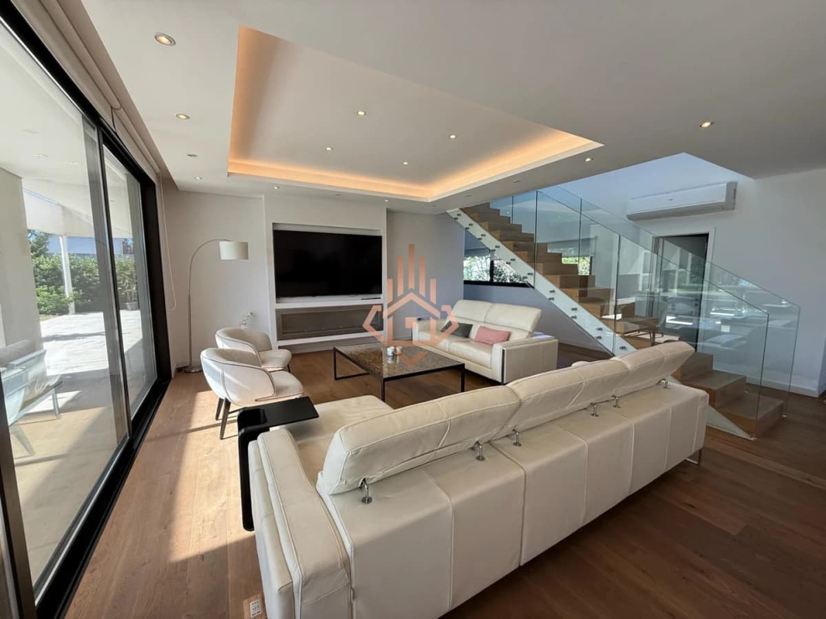 VENTA DE ESPECTACULAR CASA DE 4 DORMITORIOS EN VIÑEDOS DE LA TAHONA