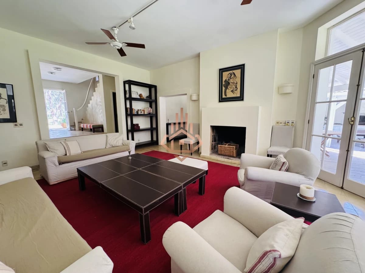 Venta casa en Barrio Privado de 5 dormitorios.