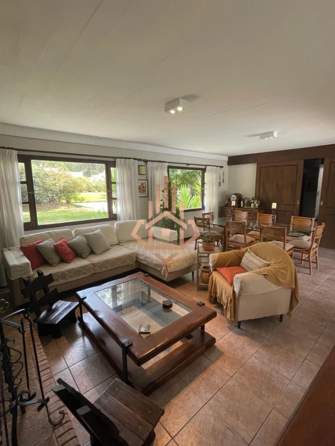 Casa en venta 4 dormitorios, 2 dormitorios en suite. Piscina amplio JardÃ­n Barrio Marly