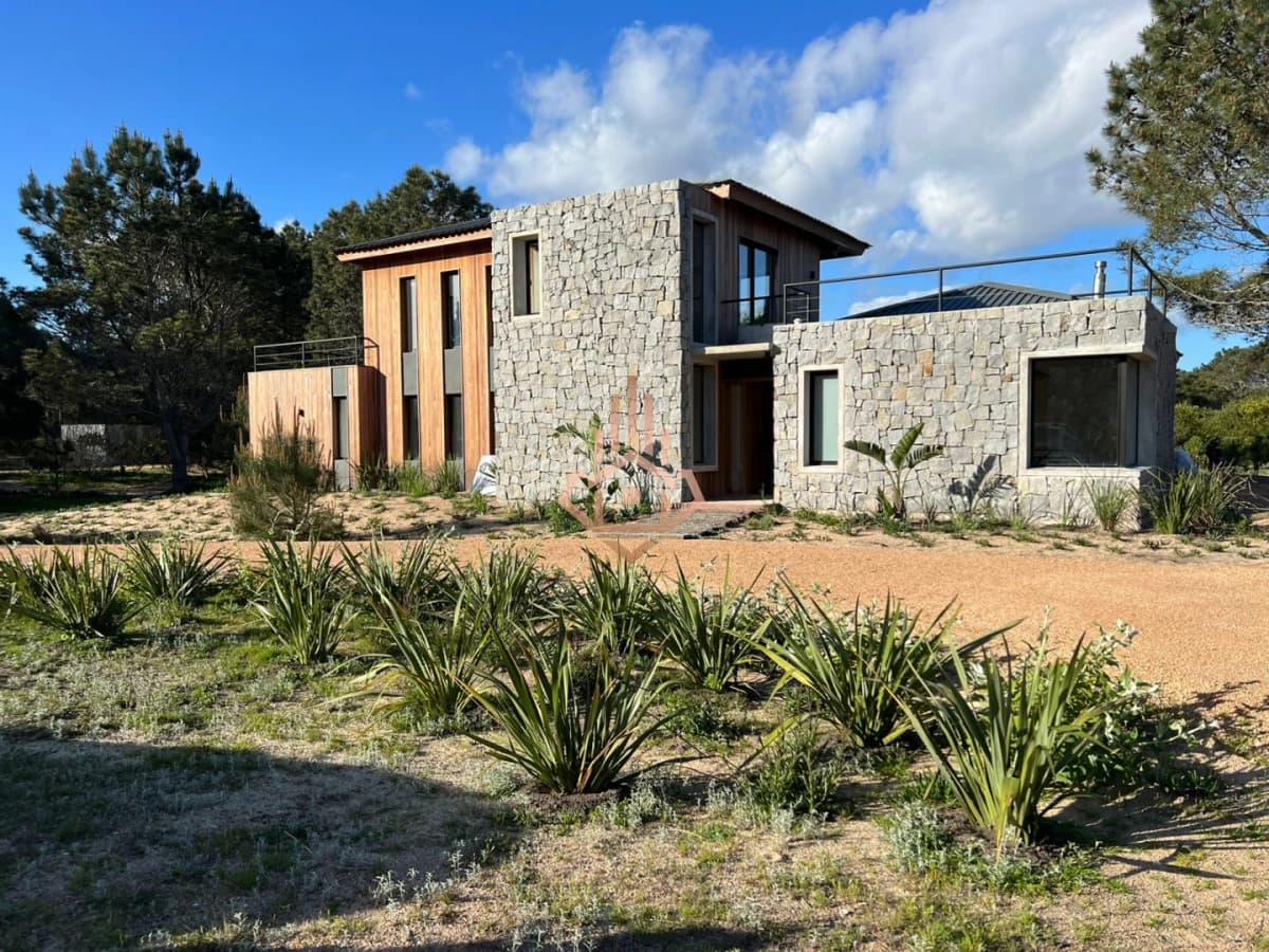 Se vende casa de 4 dormitorios en Barrio Privado en Laguna Escondida