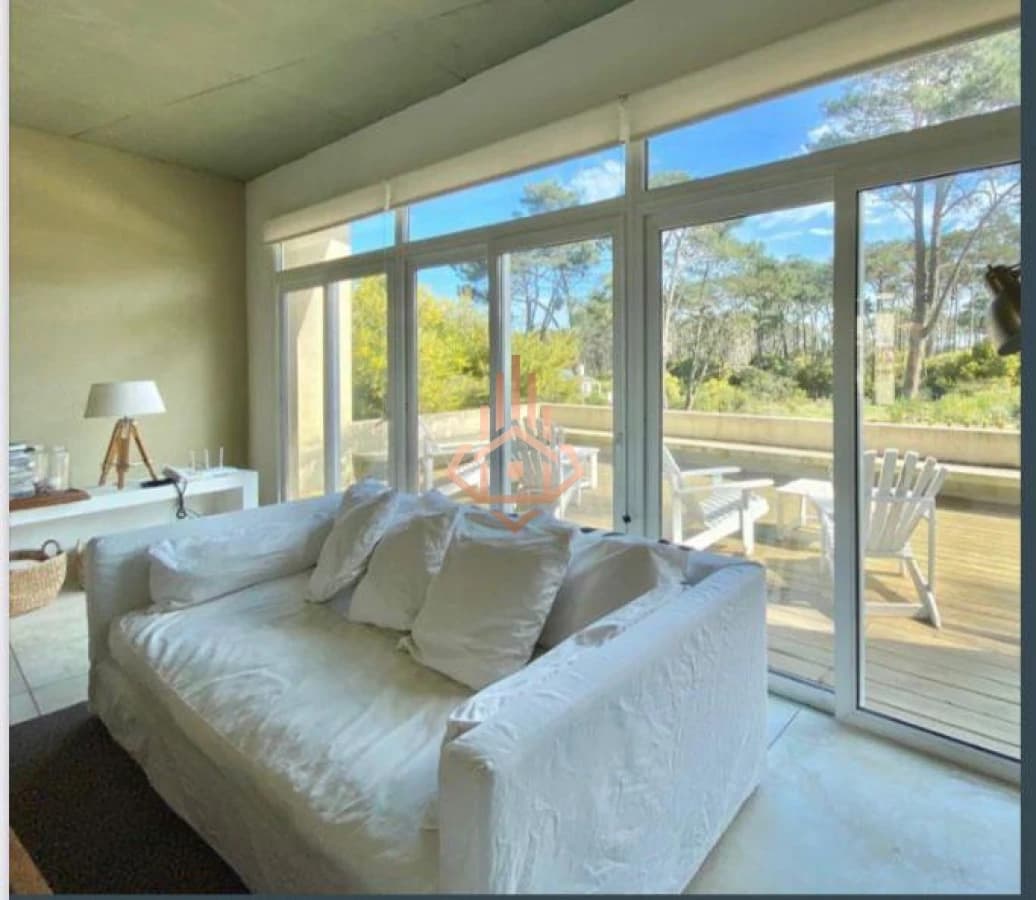 Se Vende espectacular casa en Barrio Privado de 5 dormitorios mas dependencia