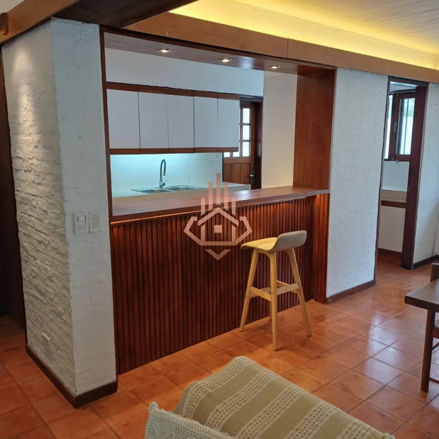 VENDO 4 Dormitorios mas servicio, piscina, barbacoa cerrada, excelente ubicación colegios