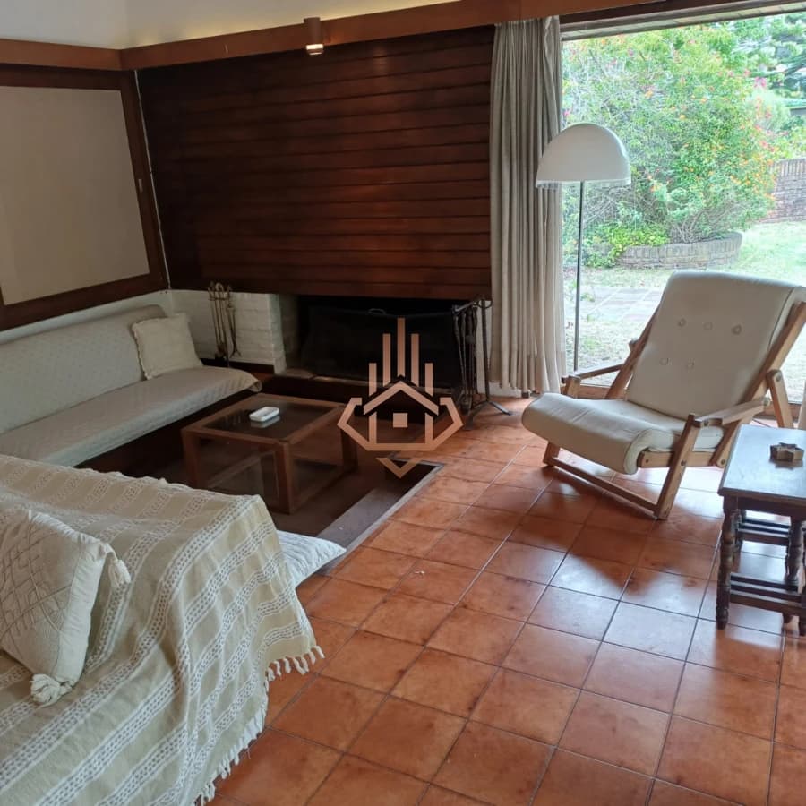 VENDO 4 Dormitorios mas servicio, piscina, barbacoa cerrada, excelente ubicación colegios