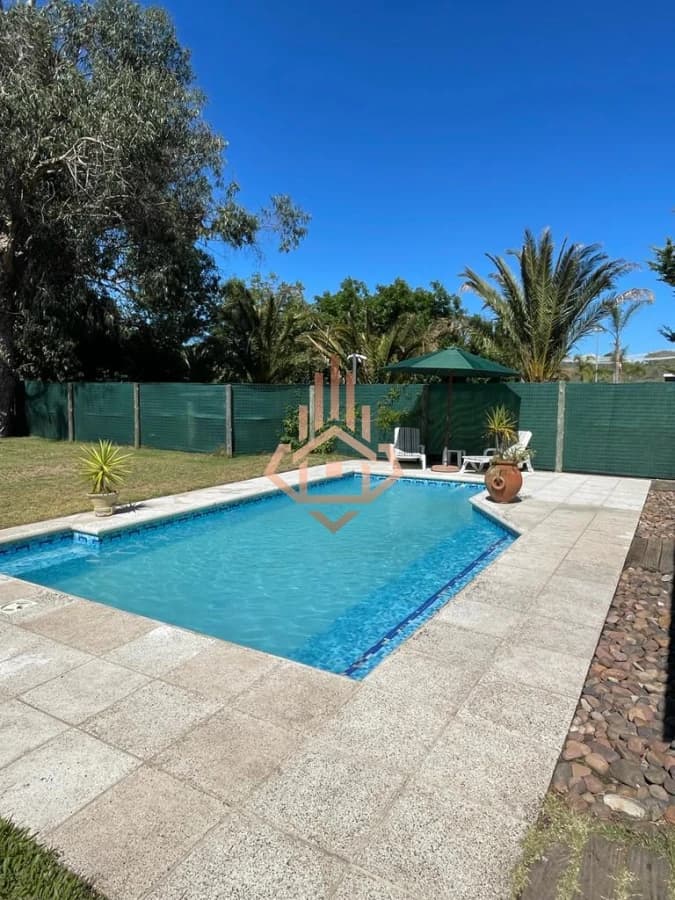 Casa en venta 4 dormitorios, 2 dormitorios en suite. Piscina amplio JardÃ­n Barrio Marly