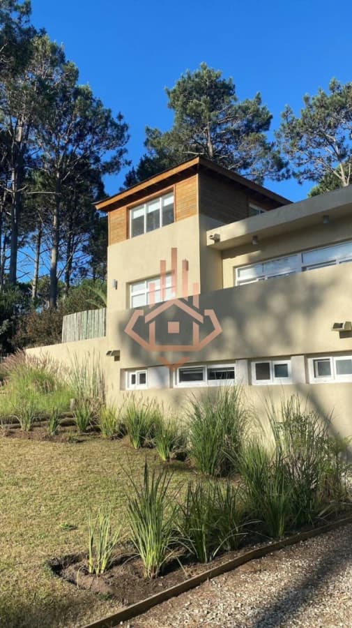 Se Vende espectacular casa en Barrio Privado de 5 dormitorios mas dependencia