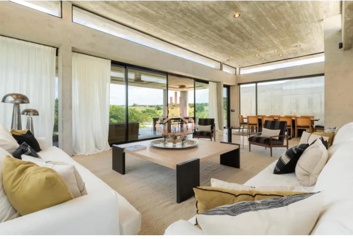 Se Vende Casa de 3 Dormitorios en suite en Barrio Privado en 4.400 metros de terreno