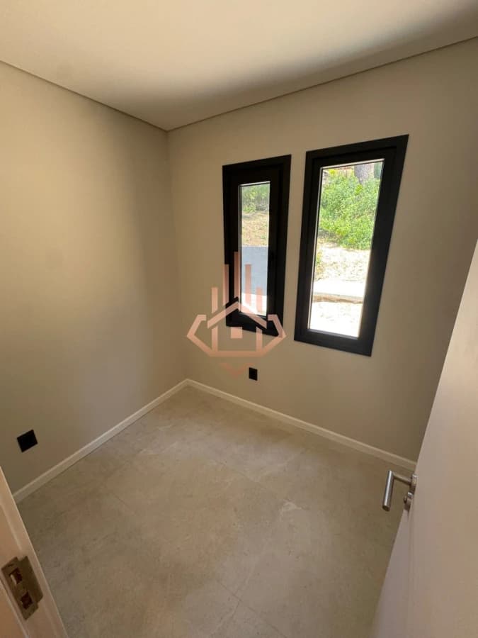 SE VENDE HERMOSA CASA A ESTRENAR DE 3 DORMITORIOS Y ESCRITORIO EN CLUB DEL LAGO