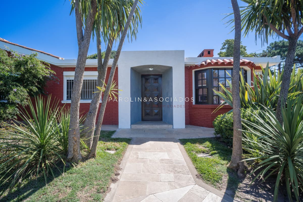 Casa en venta en B. Cantegril, zona de colegios entorno residencial