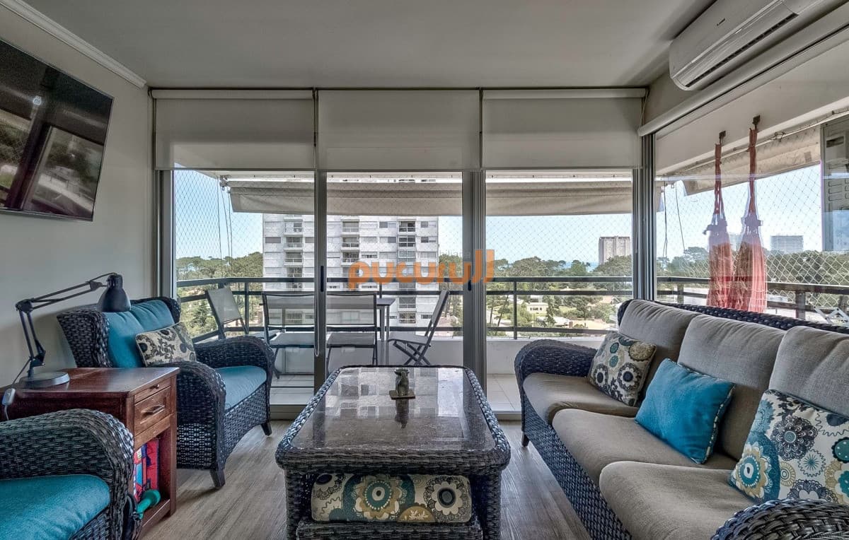 Venta Apartamento en Punta del Este con 3 dormitorios y vista parcial a la playa.