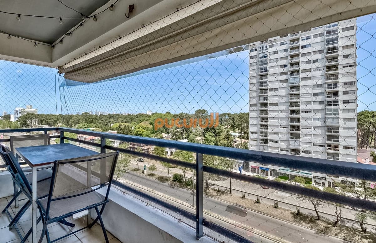 Venta Apartamento en Punta del Este con 3 dormitorios y vista parcial a la playa.