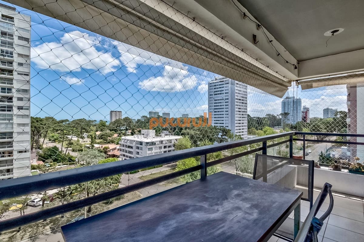 Venta Apartamento en Punta del Este con 3 dormitorios y vista parcial a la playa.