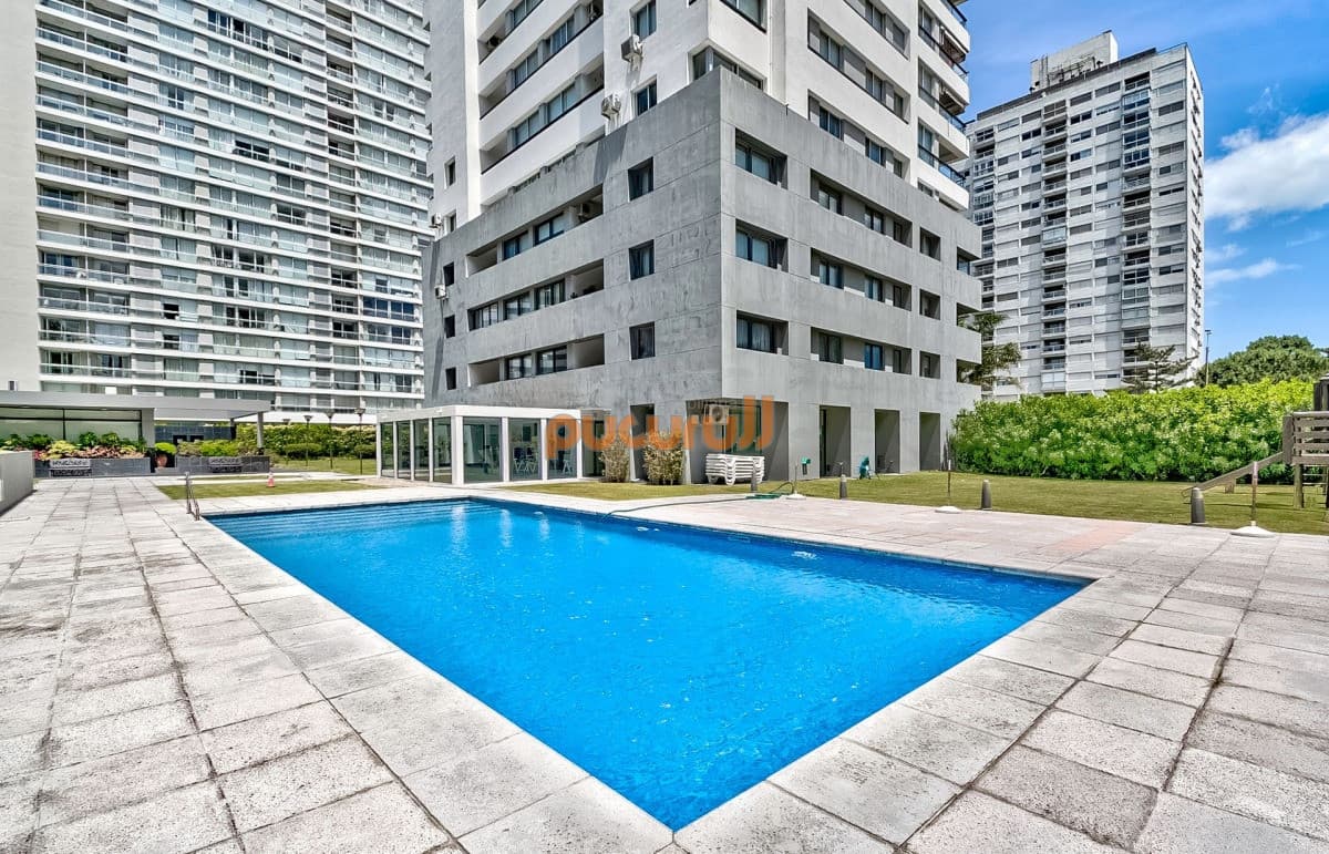 Venta Apartamento en Punta del Este con 3 dormitorios y vista parcial a la playa.
