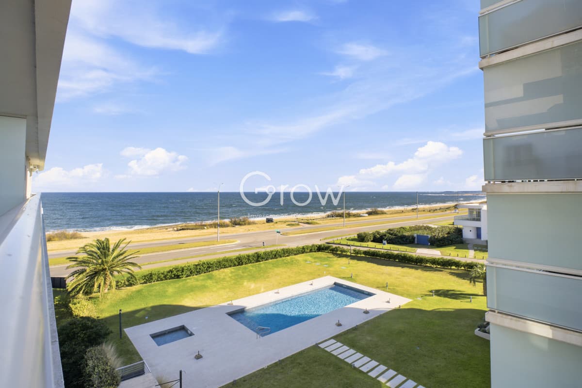 Venta Apartamento Frente al Maren Playa Mansa, 2 suites y Parrillero propio.