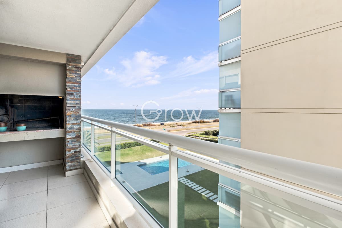 Venta Apartamento Frente al Maren Playa Mansa, 2 suites y Parrillero propio.