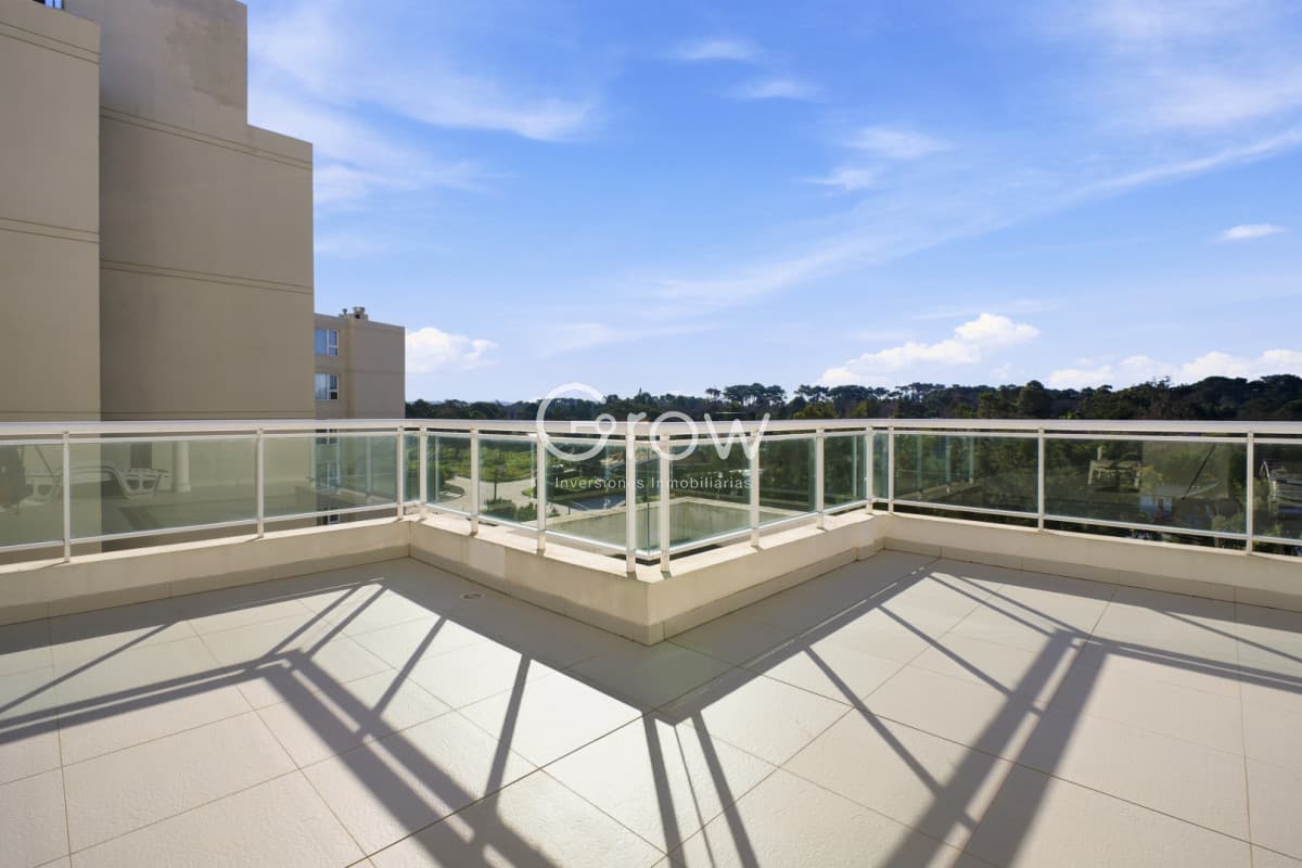 Venta Apartamento Frente al Maren Playa Mansa, 2 suites y Parrillero propio.